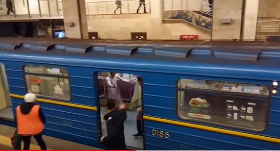 В Киевском метро голый мужчина разгуливал по вагонам и зашел в кабину поезда. И вывести его удалось далеко не сразу 1