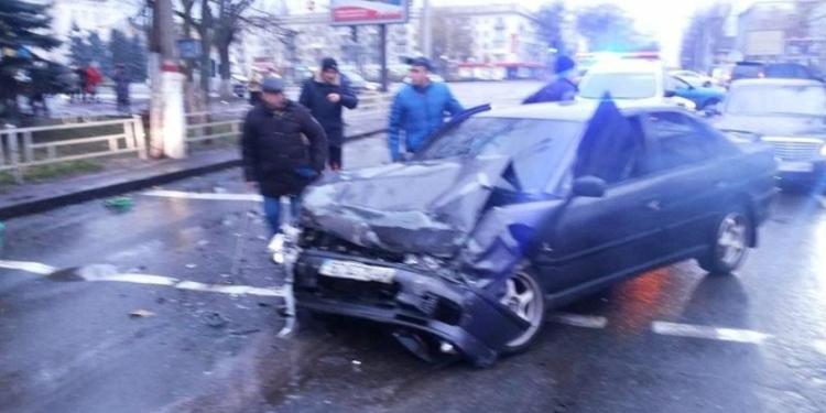 В Херсоне микроавтобус, после столкновения с иномаркой сбил пешеходов. Есть погибшие