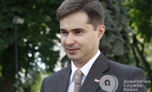 Нардеп от БПП избавляется от собственности – квартиру в Болгарии продал теще, а фирму переписал на помощника