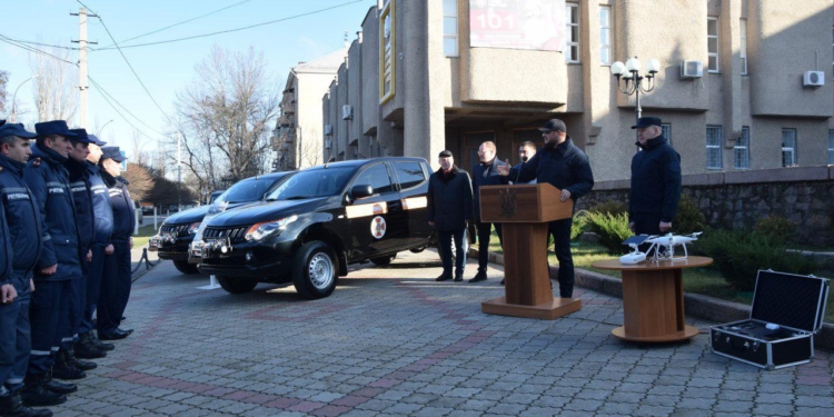За все потушенные пожары. Губернатор передал николаевским спасателям два спецавтомобиля и квадрокоптер