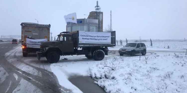 Селяне заблокировали дороги в трех областях – протестуют против отмены возмещения НДС при экспорте масличных культур