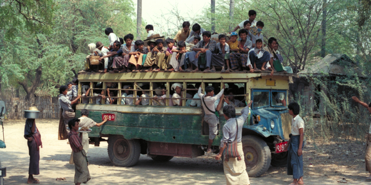 В Индии пассажир снял обувь и носки в автобусе. От самосуда наглеца спас арест