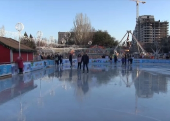 Между нами тает лед. Каток на главной площади Николаева не выдерживает весенней предновогодней погоды