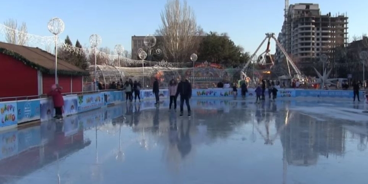 Между нами тает лед. Каток на главной площади Николаева не выдерживает весенней предновогодней погоды
