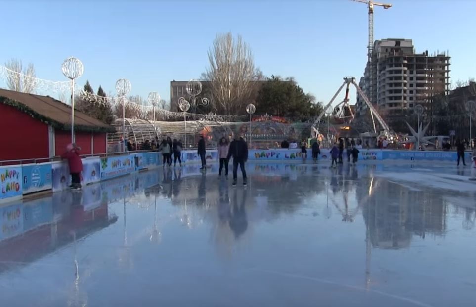 Между нами тает лед. Каток на главной площади Николаева не выдерживает весенней предновогодней погоды 1