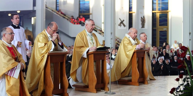 Католическая церковь в Польше добилась принятия закона о запрете торговли по воскресениям