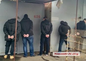 В Николаеве неизвестные вооруженные люди со стрельбой и взрывами гранат пытались захватить рынок “Колос”