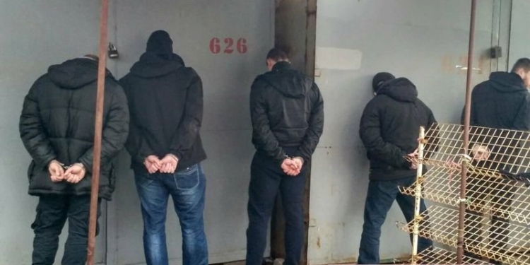 В Николаеве неизвестные вооруженные люди со стрельбой и взрывами гранат пытались захватить рынок “Колос”