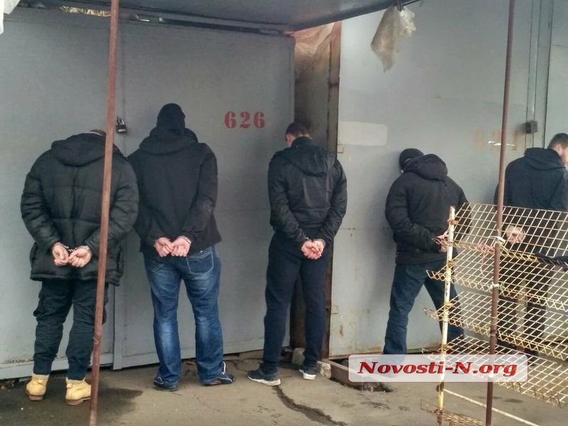 В Николаеве неизвестные вооруженные люди со стрельбой и взрывами гранат пытались захватить рынок "Колос" 5