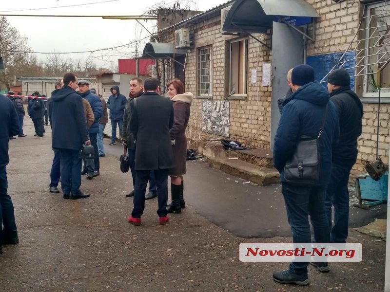 В Николаеве неизвестные вооруженные люди со стрельбой и взрывами гранат пытались захватить рынок "Колос" 3
