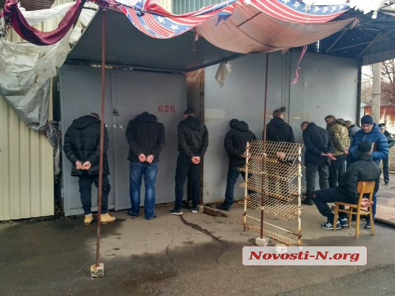 В Николаеве неизвестные вооруженные люди со стрельбой и взрывами гранат пытались захватить рынок "Колос" 1