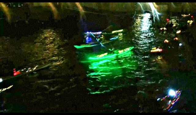 Сотни сверкающих байдарок осветили ночные каналы Копенгагена