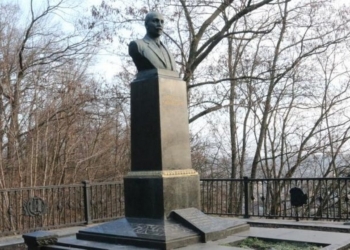 С могилы Коцюбинского в Чернигове украли 100-килограммовый бронзовый бюст