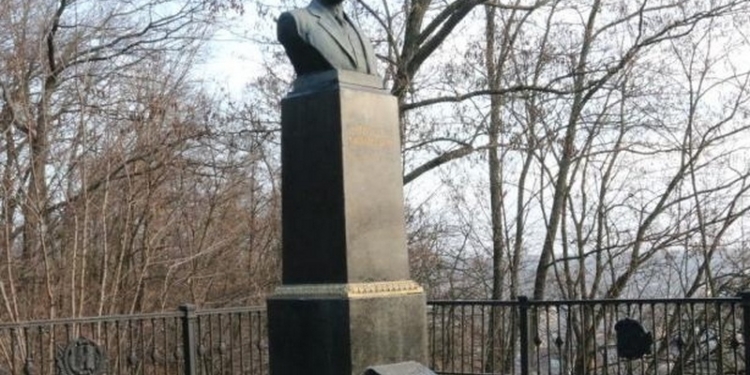 С могилы Коцюбинского в Чернигове украли 100-килограммовый бронзовый бюст