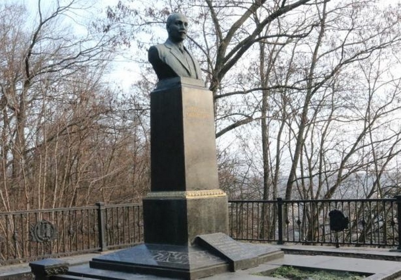 С могилы Коцюбинского в Чернигове украли 100-килограммовый бронзовый бюст 5