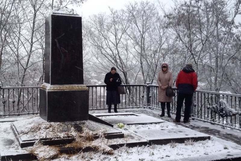 С могилы Коцюбинского в Чернигове украли 100-килограммовый бронзовый бюст 3