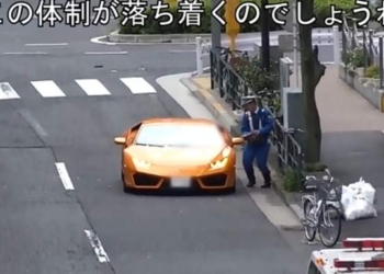 Полицейский догнал Lamborghini на велосипеде, чтобы выписать штраф
