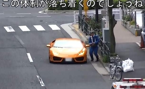 Полицейский догнал Lamborghini на велосипеде, чтобы выписать штраф