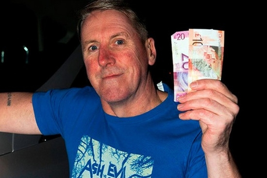 Делай добро и оно вернется: шотландец вернул найденные 30 фунтов и тут же выиграл 50 тысяч