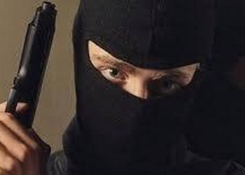 Трое преступников в масках вломились в дом николаевца и отобрали у него деньги