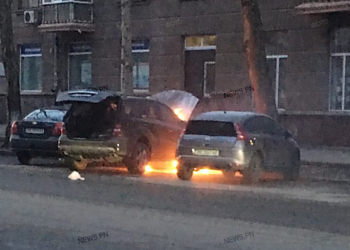 В центре Николаева неизвестные подожгли автомобиль «Mercedes» (ОБНОВЛЕНО)