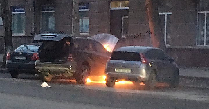 В центре Николаева неизвестные подожгли автомобиль «Mercedes» (ОБНОВЛЕНО)