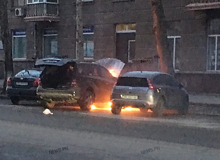 В центре Николаева неизвестные подожгли автомобиль «Mercedes» (ОБНОВЛЕНО) 1