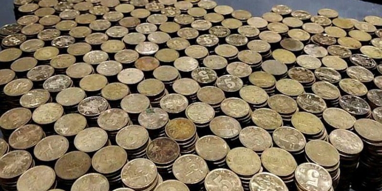 Китаец заплатил за новенький BMV десятью ящиками монет