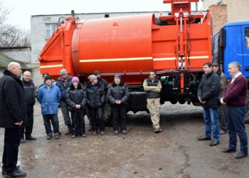 В Баштанской ОТГ торжественно вручили ключи от одного мусоровоза. А купили два, и дороже, чем одесситы