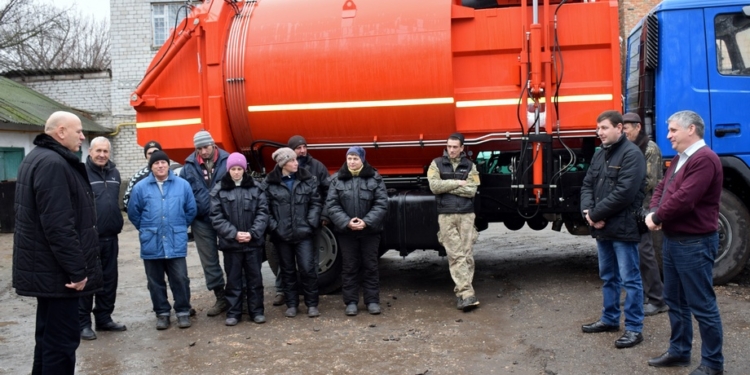 В Баштанской ОТГ торжественно вручили ключи от одного мусоровоза. А купили два, и дороже, чем одесситы