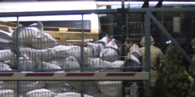 Телеканал NEWSONE заблокирован: активисты в балаклавах перекрыли вход мешками с песком