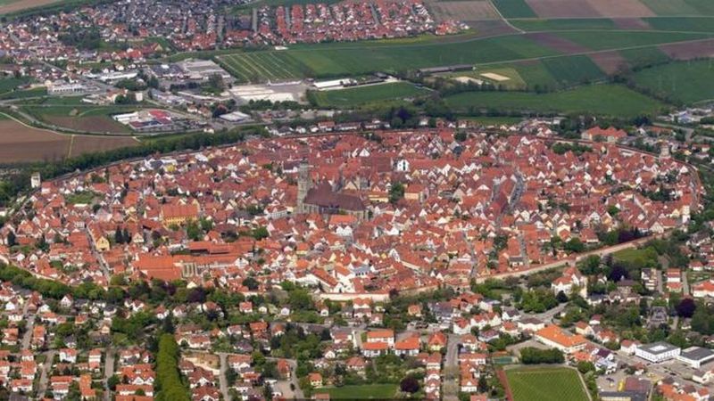 В Германии есть городок, стены зданий которого содержат 72 тыс.тонн алмазов 5