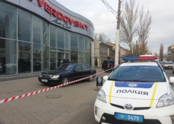 В Одессе полиция штурмовала автосалон, который захватили бандиты