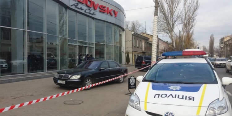 В Одессе полиция штурмовала автосалон, который захватили бандиты