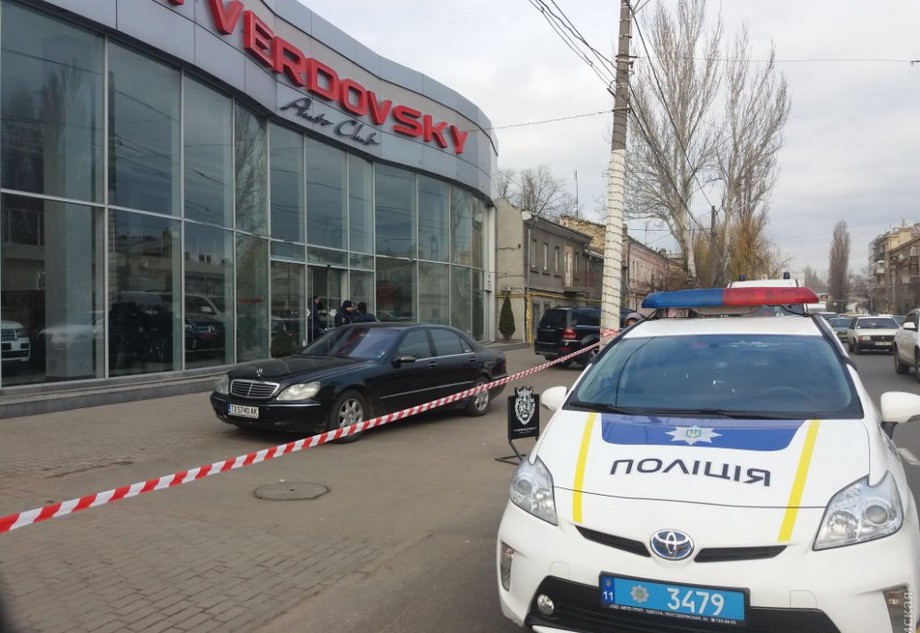В Одессе полиция штурмовала автосалон, который захватили бандиты 5