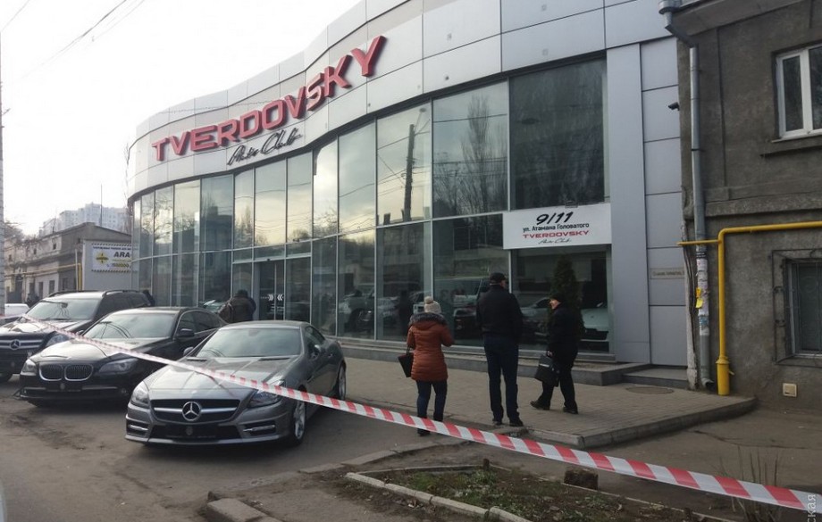 В Одессе полиция штурмовала автосалон, который захватили бандиты 1