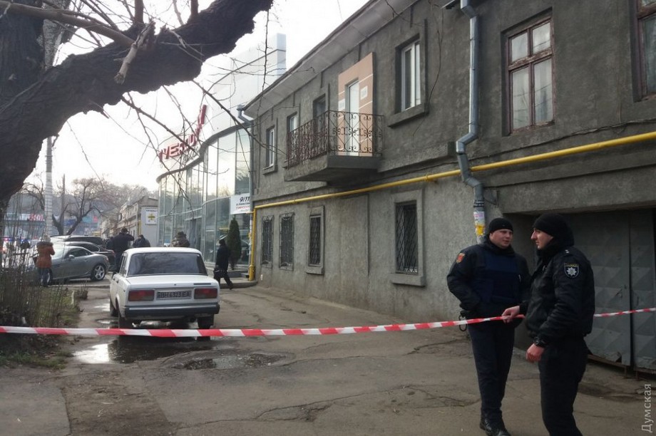 В Одессе полиция штурмовала автосалон, который захватили бандиты 3