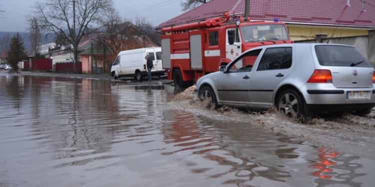 На Закарпатье начался паводок: подтоплены дороги, более тысячи гектаров угодий и около сотни домов