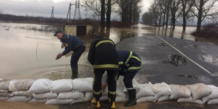 На Закарпатье начался паводок: подтоплены дороги, более тысячи гектаров угодий и около сотни домов