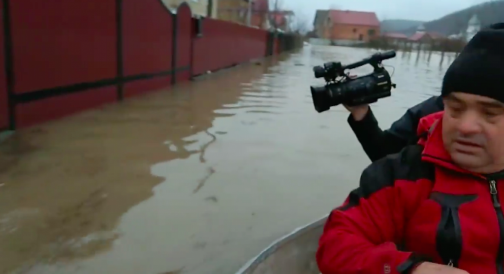 Видео дня: затопленное село на Закарпатье превратилось в Венецию 1