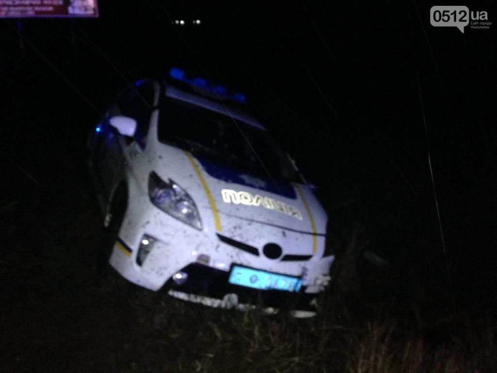 Преступник на полицейской машине прорывался в Николаев. Его заблокировали на трассе, он взорвал гранату 7