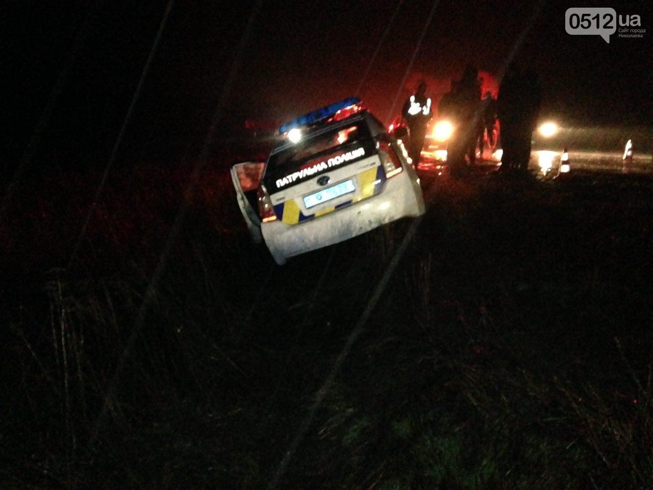 Преступник на полицейской машине прорывался в Николаев. Его заблокировали на трассе, он взорвал гранату