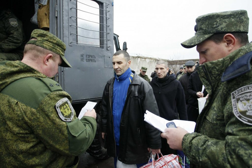 В числе освобожденных украинских военнослужащих - 14 подозревают в дезертирстве. И все же они предпочли вернуться - Бирюков 1