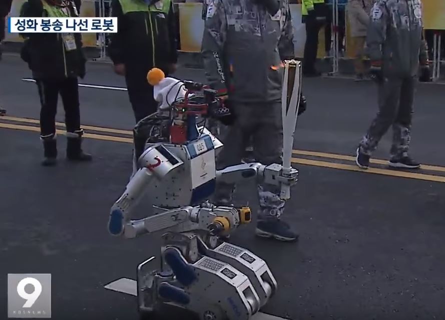 В Южной Корее проходит эстафета олимпийского огня. Сегодня в ней участвовал робот - он же будет волонтером на олимпиаде 1