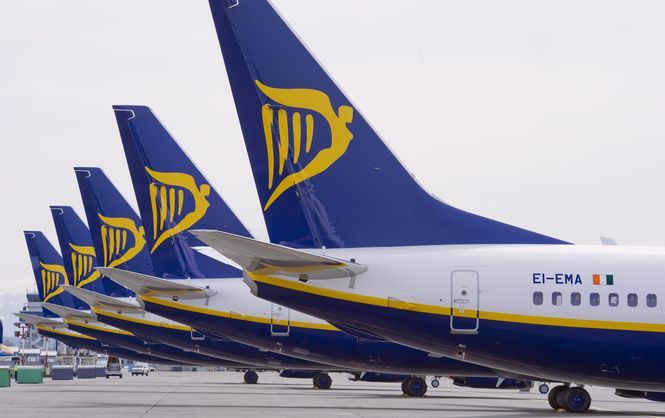 Самолет Ryanair совершил аварийную посадку, 33 пострадавших 1