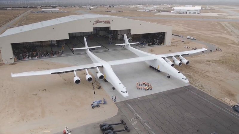 Крупнейший в мире самолет впервые выкатили на взлетную полосу 1