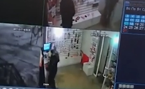 В секс-шопе грабителя избили фаллоимитатором