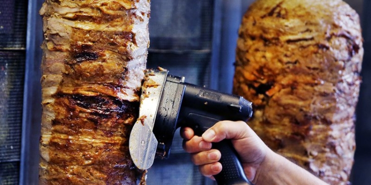 В Евросоюзе могут запретить фосфаты, добавляемые в мясо для шаурмы и донер-кебаб