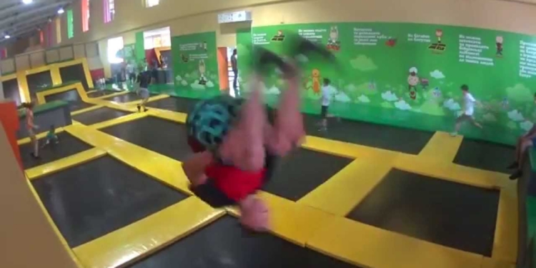 В одесском развлекательном центре девочка упала с батута и сломала позвоночник