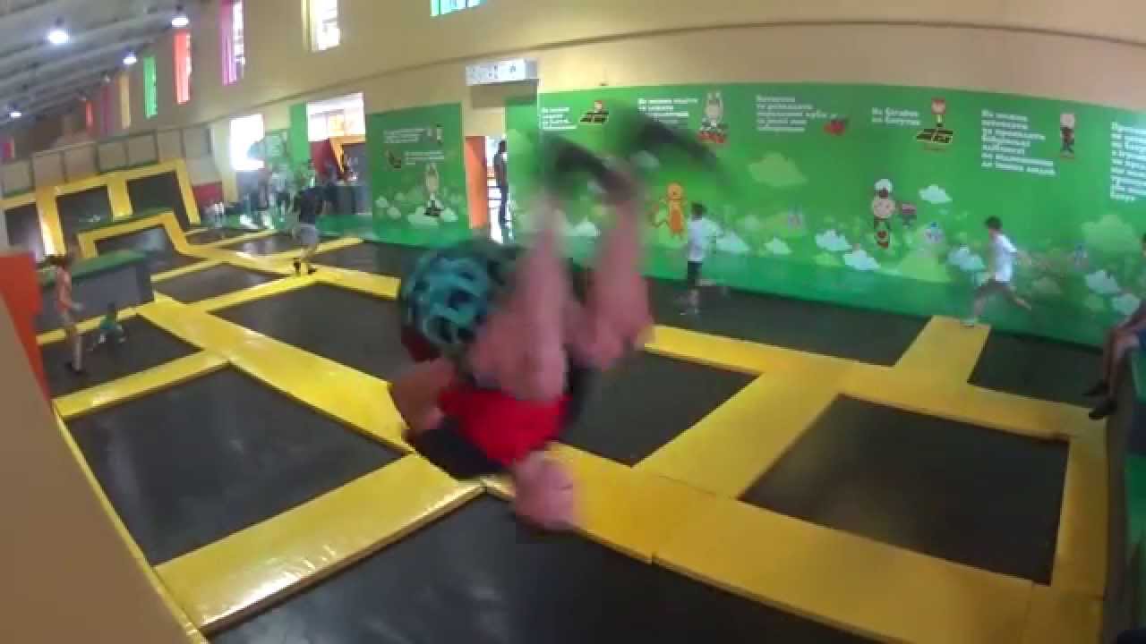 В одесском развлекательном центре девочка упала с батута и сломала позвоночник